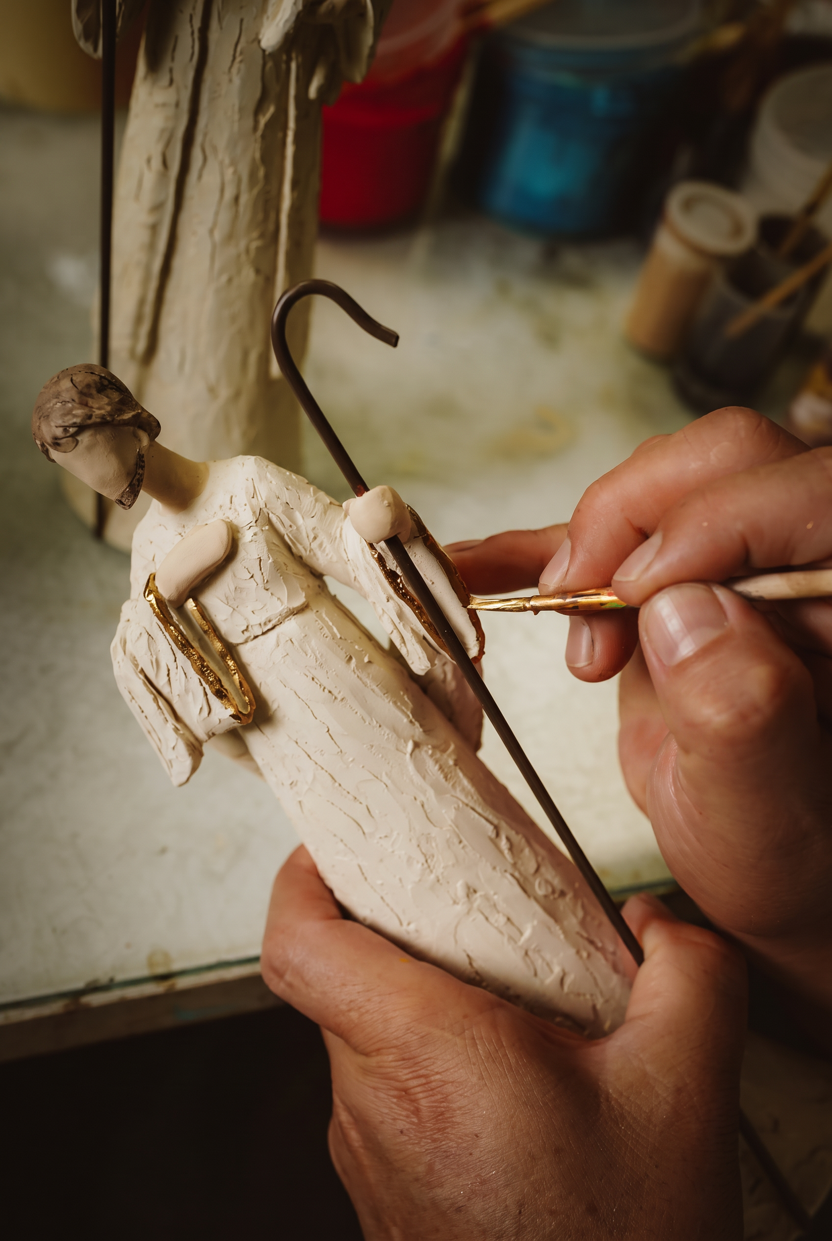 Bemalung einer Keramikfigur von Hand